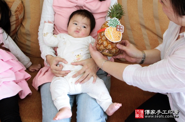 剃胎毛、滿月剃頭、嬰兒剃頭、嬰兒理髮、嬰兒剃髮、嬰兒剃胎毛、嬰兒滿月剃頭、寶寶剃頭、剃胎毛儀式、剃胎毛吉祥話、滿月剃頭儀式、滿月剃頭吉祥話、寶寶剃胎毛、寶寶滿月剃頭理髮、 新北泰山區剃胎毛、新北泰山區滿月剃頭、 新北泰山區嬰兒剃頭剃胎毛、新北泰山區嬰兒理髮、新北泰山區嬰兒剃髮、戴寶寶(新北泰山區到府嬰兒寶寶滿月剃頭理髮、免費到府嬰兒剃胎毛儀式吉祥話)。到府剃頭剃胎毛主持、專業拍照、DVD光碟、證書。★購買「臍帶章、肚臍章、胎毛筆刷印章」贈送：剃頭、收涎、抓周，三選一。2016.03.07 照片12